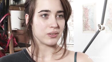 Ersties - Effie genießt ihr Solo mit Masturbieren