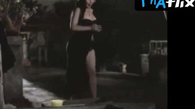 Lyn May Breasts Scene in Los Lavaderos