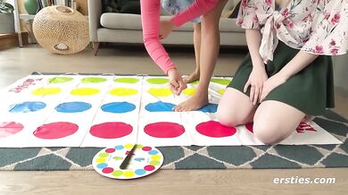 Ersties - 3 Mal Orgamus mit der spielerischen Helena und Luna A.