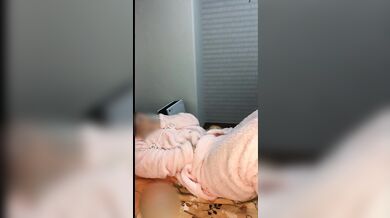 AV見てたらムラムラしちゃって、、、美人人妻が初めてのガチオナニーで痙攣逝き❤️　Japanese 無修正　人妻