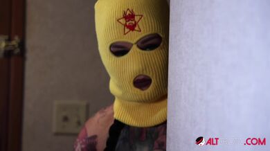 Leya Gets A Piggy Welcome With Giant Toys By Sabien, Bay And Aspen