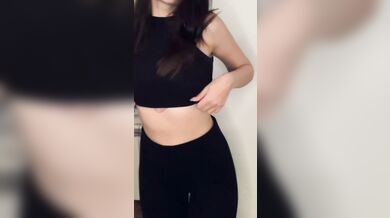 Sexy student shows her firm ass????