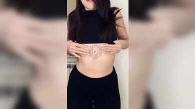 Sexy student shows her firm ass????