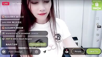 Weiwei-sz cocktease on cam