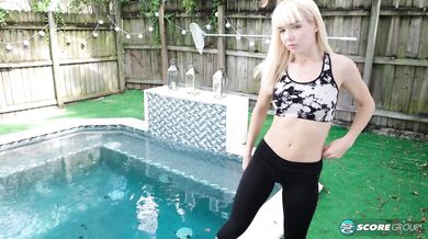 Sveera Gives Her Pussy A Workout