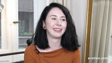 Ersties - Niedliche Joana masturbiert mit Vibrator