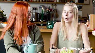 Ersties - Blondine Jolien folgt den Anweisungen von Iva