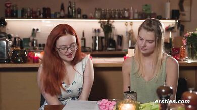 Ersties - Blondine Jolien folgt den Anweisungen von Iva