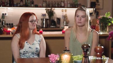 Ersties - Blondine Jolien folgt den Anweisungen von Iva