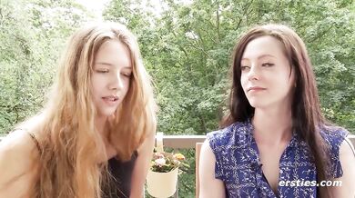 Ersties - Lisas glatte Pussy bekommt Albas volle Aufmerksamkeit