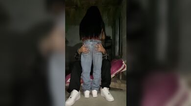 Mi papá Celoso evito que fuera a casa de mi novio, espero a que duerma y follamos en mí patio