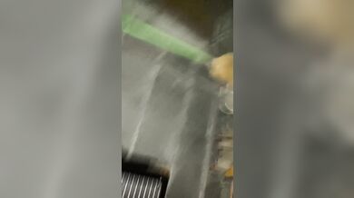 Mi papá Celoso evito que fuera a casa de mi novio, espero a que duerma y follamos en mí patio