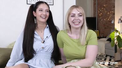 Ersties - Intime Massage mit rosa Vibrator für rasierte Line