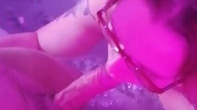 I suck a stranger in the jacuzzi in front of my husband (cuckold)