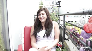 Ersties - Julie steckt ihre zwei Finger in ihre Pussy auf dem Balkon