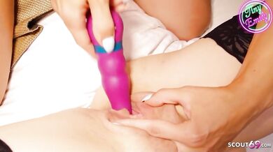 SCOUT69 - Deutsche Streberin TinyEmily bekommt Nachhilfe beim lesbischen Sex mit geiler MILF (Tiny Emily)