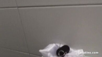Ersties - Lesbischer Spaß mit Vibro-Eier in der Umkleide und versteckt in der Ubahn