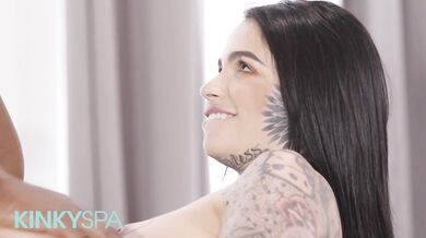 KINKY SPA - Leigh Raven Gets Naked On The Table & Her Masseur Wastes No Time & Plays With Her Pussy