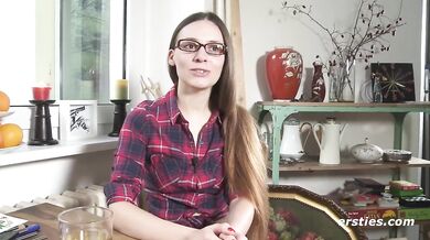 Ersties - Liebeskugeln für Lenas glatte Vagina bringt sie zur doppelten Stimulation