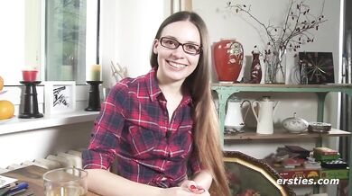 Ersties - Liebeskugeln für Lenas glatte Vagina bringt sie zur doppelten Stimulation