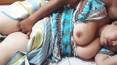 สาวใหญ่นวดให้ จากนั้นก็เย็ดสดแตกใน