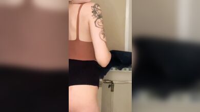 Sexy college girl wiggling her ass.