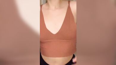 Sexy college girl wiggling her ass.