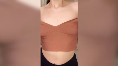 Sexy college girl wiggling her ass.