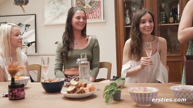 Ersties - Doppelte Dildo Penetration im lebischen Gruppensex