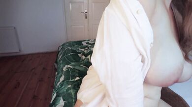 Curvy MILF wants coffee and orgasm! Real oral sex and fingering.