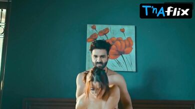 Alendra Bill Sexy Scene in Badan