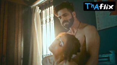 Alendra Bill Sexy Scene in Badan