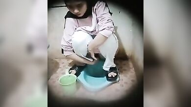 Ngintip Hijabers Pegangin Memeknya Agar Aliran Pipisnya Tidak Muncrat Kemana-Mana