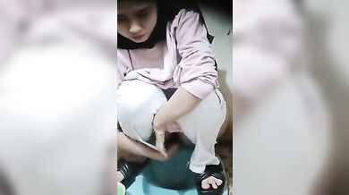Ngintip Hijabers Pegangin Memeknya Agar Aliran Pipisnya Tidak Muncrat Kemana-Mana