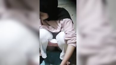 Ngintip Hijabers Pegangin Memeknya Agar Aliran Pipisnya Tidak Muncrat Kemana-Mana