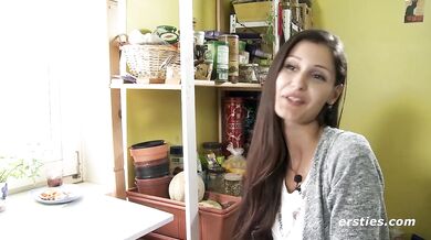 Ersties - In sexy Dessous und Kniestrümpfen masturbiert Leah sich um Orgasmus