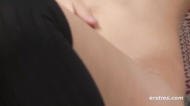 Ersties - In sexy Dessous und Kniestrümpfen masturbiert Leah sich um Orgasmus