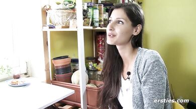 Ersties - In sexy Dessous und Kniestrümpfen masturbiert Leah sich um Orgasmus