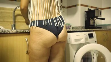 Solo estoy lavando los platos después de una buena cena y limpio la mesa