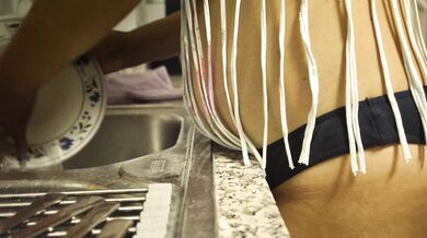 Solo estoy lavando los platos después de una buena cena y limpio la mesa