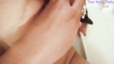 Thai Teen คลิปหลุดแอบเย็ดกับเมียเพื่อนในห้องน้ำ ตอนไปเที่ยวต่างจังหวัด เสียงไทย