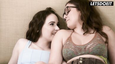 TOP 5 A GIRL KNOWS MILF AND TEEN LESBIAN COMPILATION