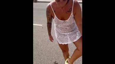 ????Pissing On The Street, I Hope Nobody Discover Me