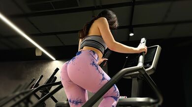 Pick up Fit pige på Gym med grov hjemme træning 4k