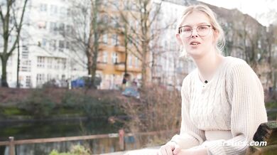 Ersties - Ally gewährt einen tiefen Einblick in ihr Inneres und vergnügt sich mit einem Glasdildo