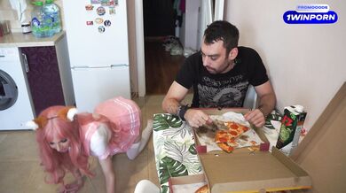 Присунул сводной сестре под хвост.