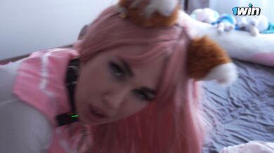 Присунул сводной сестре под хвост.