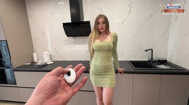 "Это не пульт от кондиционера!"-Красивая Мачеха В тугом платье Потеряла Пульть от секс игрушки