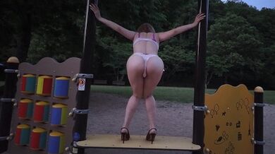 公園にお散歩に行ったら入れられちゃった。パンティー丸見えで歩かされ、最後はたっぷり中出しされちゃった。 知らない男性も見てたけど、それも興奮しちゃって何度もイッちゃった。日本人/人妻//変態/無修正