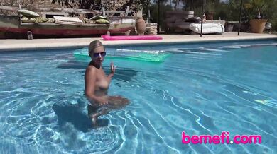 Big Tit Blonde Gets Fingers - Julia De Lucia